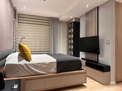 Dormitorio moderno con panelado de madera y almacenamiento integrado — proyecto Proyecto saona, por MÁS studio de diseño, en Buenos Aires