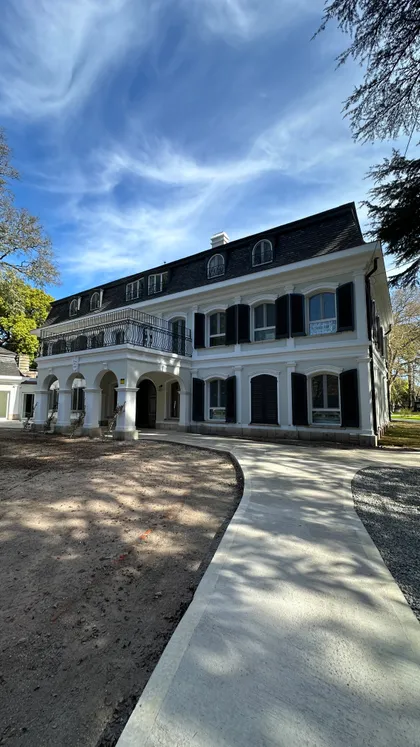 casona clasica blanca y negra con terraza porticada y jardin — proyecto Geriátrico San Isidro - Piso Radiante, por Climatizacion HD, en Buenos Aires