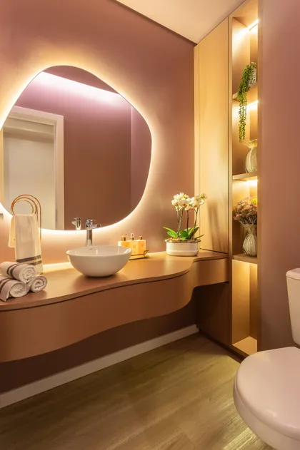 Baño moderno con espejo curvo iluminado y vanitory de madera — proyecto #ConsultórioSusanaSantin, por Oficina de Morar