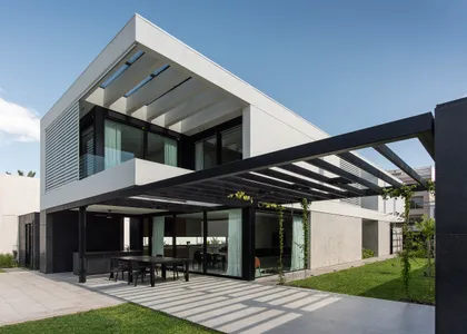 Casa moderna con fachada blanca, vidrio y pérgola — proyecto CASA SD28, por GMARQ, en Buenos Aires