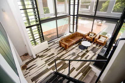 Living moderno con techo doble y ventanales — proyecto CASA GONNET, por LEONE LORAY ARQUITECTOS, en Gonnet
