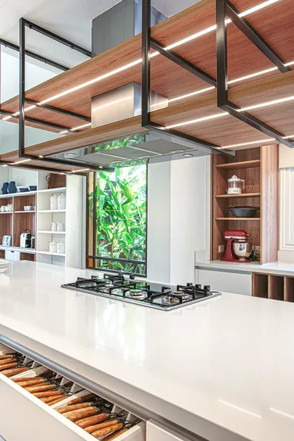 Cocina moderna con isla central, techo de madera y doble altura — proyecto Casa Nordelta, por Gutman+Lehrer Arquitectas, en Nordelta