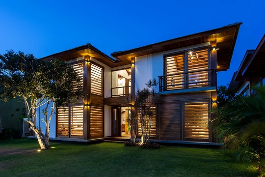 Casa moderna de dos plantas iluminada al atardecer con jardín — proyecto Residência FF, por Milcent Arquitetura