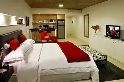 dormitorio moderno integrado con living y almacenaje — proyecto Ravignani Studios, por Mazzinghi Sanchez, en Palermo