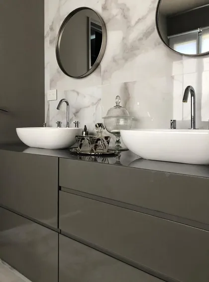 Baño moderno con lavabos dobles, mármol y grifería cascada — proyecto Casa Nordelta, por Etude Interiorismo, en Nordelta