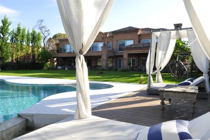 Piscina estilo Mediterráneo con carpa blanca y sillones — proyecto Fusión de Estilos, por Oppel Arquitectura