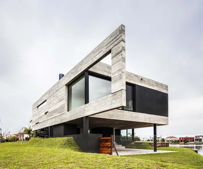 Casa moderna de hormigón con voladizos y amplios ventanales sobre la costa — proyecto Alisos, por Remy Arquitectos, en Nordelta