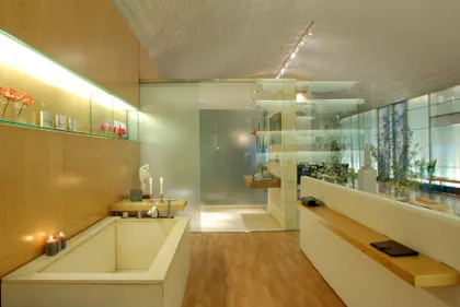 moderno baño con bañera de piedra y revestimiento de madera — proyecto Loft Palermo Casa FOA, por LIVE IN by Brukman Chechik, en Palermo