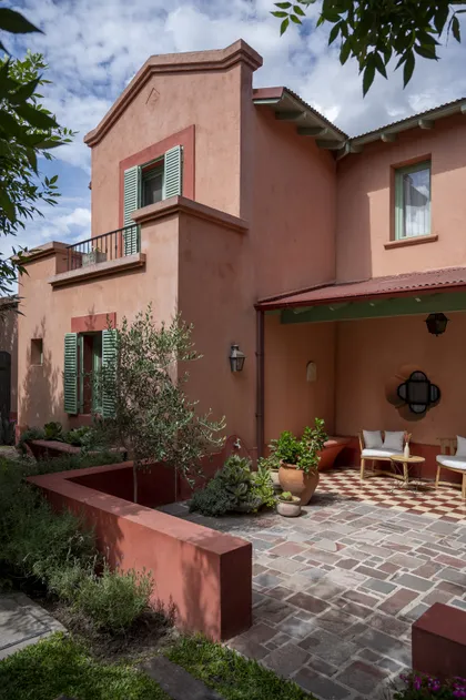 fachada mediterránea con patio de baldosas y vegetación — proyecto CASA LN, por Casa Cunia