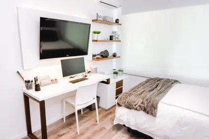 Dormitorio minimalista con escritorio integrado y TV de pared — proyecto Cabrera, por Tali Estudio, en Palermo