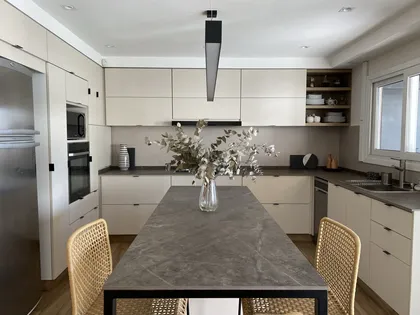 Cocina moderna escandinava con isla y comedor, materiales claros y detalles negros — proyecto Casa en Martinez, por JT ARQUITECTURA, en Martínez