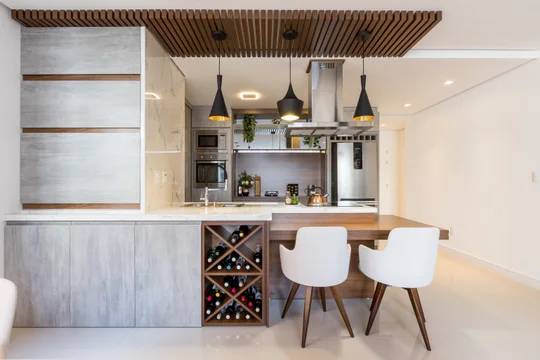 Cocina moderna con barra de madera y asientos blancos minimalistas — proyecto Apto Sérgio e Lizandra, por Coletivo Arquitetura