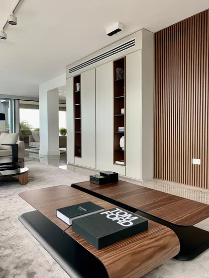 Living moderno con pared de listones de madera y mesa de centro curva — proyecto Forum - Estudio Made it , por ABEJA CONCEPT, en Belgrano