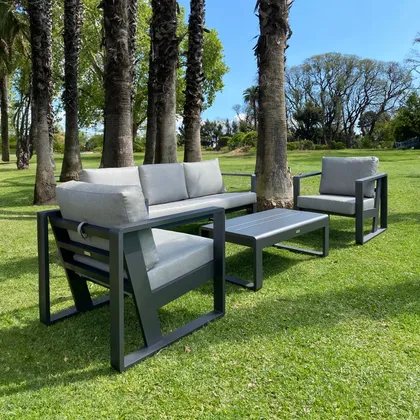living exterior moderno con muebles de metal y madera, rodeado de vegetación — proyecto Set Living para Exterior, por Josias Faúndez, en Buenos Aires