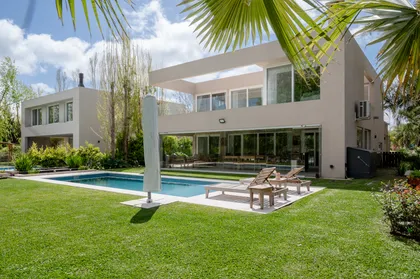 Casa moderna con piscina y jardín frondoso — proyecto Campo grande III, por Juarez-Fevre Estudio de Arquitectura , en Buenos Aires