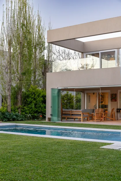 Casa moderna con piscina, jardín y muebles de exterior — proyecto Campo grande III, por Juarez-Fevre Estudio de Arquitectura , en Buenos Aires