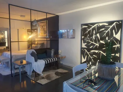 Living moderno con arte abstracto y sofá modular beige — proyecto Paz, por Cinco sentidos interiorismo, en La Plata