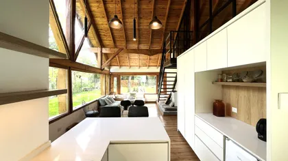 Living comedor moderno rústico con techo doble altura y vigas a la vista — proyecto Casa Moctezuma (Mar del Plata) German Salas arquitectura, por German Salas arquitectura - San Is