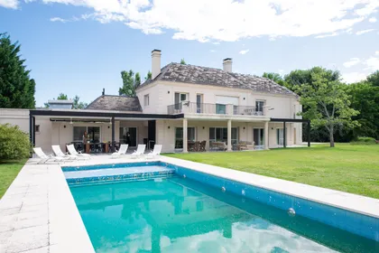 Casa moderna con piscina y jardín exuberante — proyecto Santa Maria De Tigre, por Parq Estudio, en Tigre