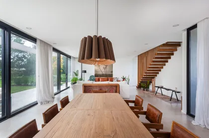 Comedor y living moderno con luz natural y materiales naturales — proyecto CASA HS143, por A'PRIMA - Arquitectura Sustentable, en km 7.5 Ruta 25