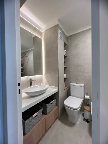 Baño moderno con lavabo integrado, espejo grande y ducha de pared — proyecto Araoz, por MDBK Arquitectura, en Palermo