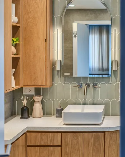 Baño moderno con muebles de madera y azulejos curvos — proyecto Quesada, por Blue Rabbit Design, en Núñez