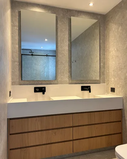 Baño moderno con doble vanitory, espejos grandes y muebles de madera — proyecto LIBERTADOR II, por ESTUDIO TEZ, en Palermo