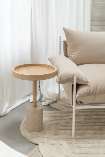 Sala de estar minimalista con sillón curvo beige y mesa de madera — proyecto PROYECTO NAUDIR, por July Acosta Home, en Belén de Escobar