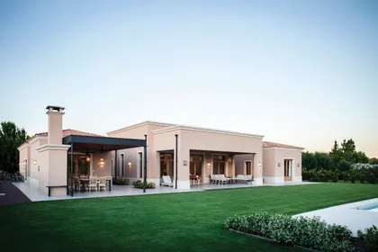 Fachada de casa moderna estilo mediterráneo con pérgola y patio — proyecto Casa en Pilará, por Mazzinghi Sanchez