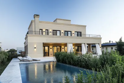 Fachada moderna con piscina y mobiliario exterior — proyecto Casa SS286, por EZ architects, en M3CV+6H