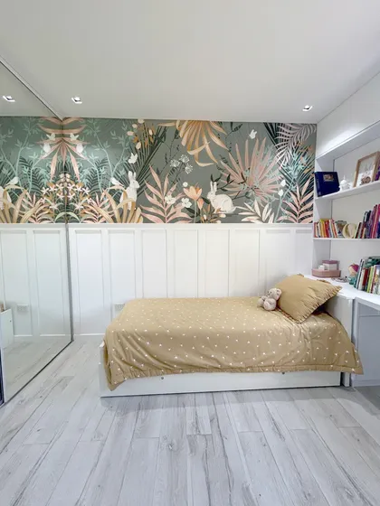 Habitación infantil con mural botánico y cama individual — proyecto Conejos escondidos, por Picma Empapelados, Murales, Esmerilados, Prints ,Papeles, en Canning