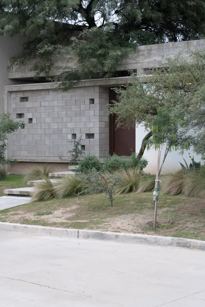 fachada moderna de bloques de hormigón con vegetación — proyecto CASA CHI, por Sol Blanc. arquitecta, en Córdoba