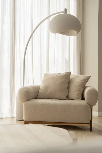 Living minimalista con sofá y sillón beige, lámpara de pie de arco — proyecto PROYECTO NAUDIR II, por July Acosta Home, en Belén de Escobar