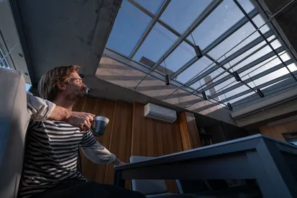 Terraza moderna con techo de vidrio y vista urbana — proyecto TOLDER - TECHOS DE VIDRIO, por Argentina en Obra 2024, en Rincón de Milberg