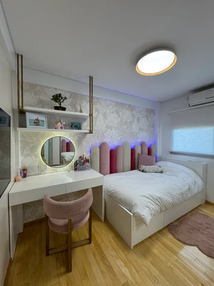Dormitorio moderno en tonos pastel con tocador y cama amplia — proyecto Mendoza, por MDBK Arquitectura, en Belgrano