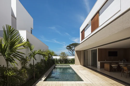 Casa moderna con pileta rectangular y jardín, arquitectura minimalista — proyecto Casa Olhos D'água, por Aguirre Arquitetura