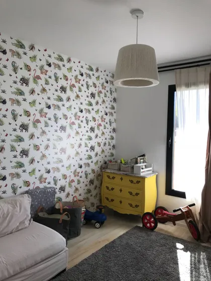 Habitación infantil con papel pintado de animales y muebles de colores — proyecto Casa Las Liebres, por Mazzinghi Sanchez, en Garin
