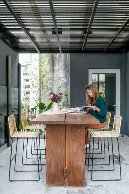 Comedor exterior moderno con techo de listones y mesa de madera — proyecto BA 2 2019, por Mesopotamia Ba, en CABA