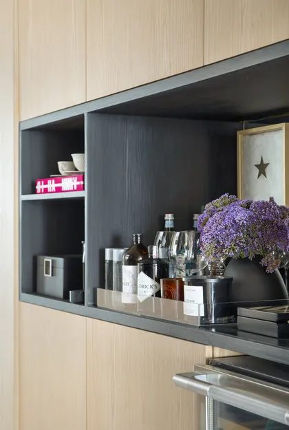 Alacena abierta moderna con flores violetas y botellas decorativas — proyecto MN House, por Studio Ro-ca