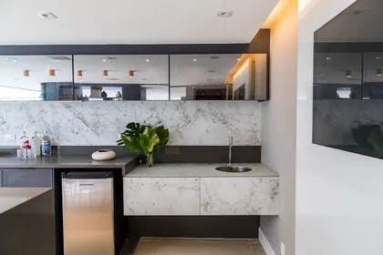 Cocina minimalista moderna con mesada de mármol blanco y muebles grises — proyecto Casa Barra ED, por Amanda Miranda