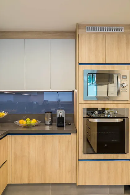 Cocina moderna de madera y blanco con electrodomésticos integrados — proyecto Casa Barra ED, por Amanda Miranda