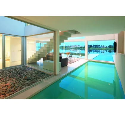 Casa moderna con piscina interior y vistas al mar — proyecto Casa Pool , por Vanguarda Arquitectos, en Nordelta