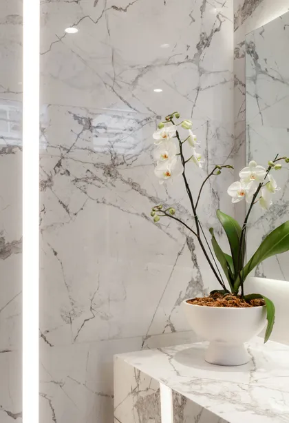 baño moderno con mármol blanco y orquídeas — proyecto Alvear | Redefining luxury, por Ren Studio, en Recoleta