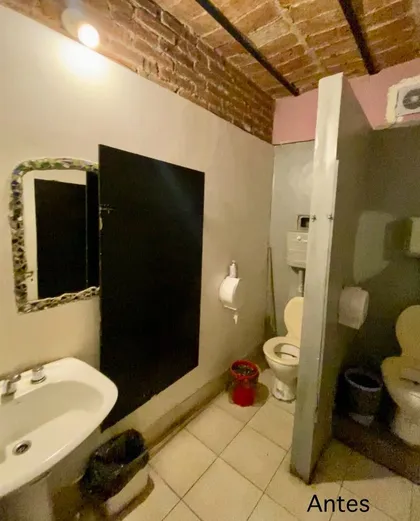 Baño industrial con techo de ladrillo a la vista — proyecto Remodelacion Local Comercial Bar, por Casa Colonial Estudio , en Córdoba