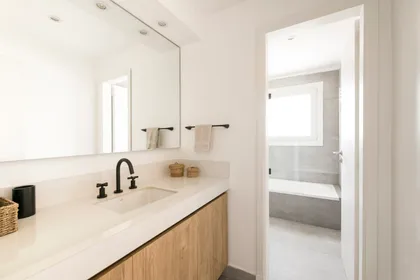 Baño moderno con mármol, madera y grifería negra — proyecto Boating Club, por SRMD Arquitectura, en Boating Club