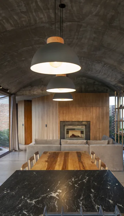 Living moderno con techo de hormigón y detalles en madera — proyecto Casa Volt, por Estudio PK, en Capilla del Señor