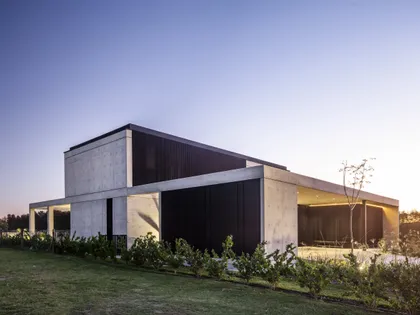 casa moderna brutalista con hormigón y madera en entorno rural — proyecto CASA FELIX, por GMARQ, en Pilar