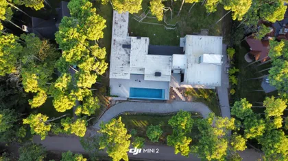 casa moderna rodeada de bosque con piscina — proyecto Willy Nilly, por PS arq., en Cariló