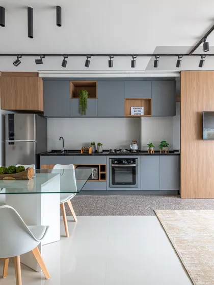 Cocina moderna integrada con isla, muebles grises y madera natural — proyecto Brick 1, por Pricila Dalzochio