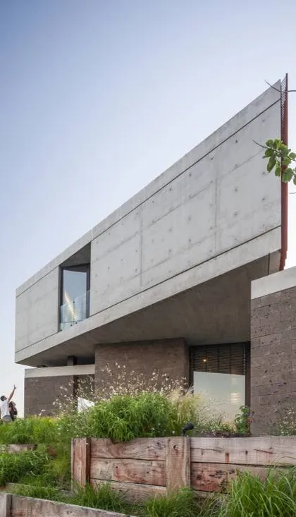 Casa moderna de hormigón con jardín en terrazas — proyecto Casa Órbita, por Estudio PK, en Nordelta